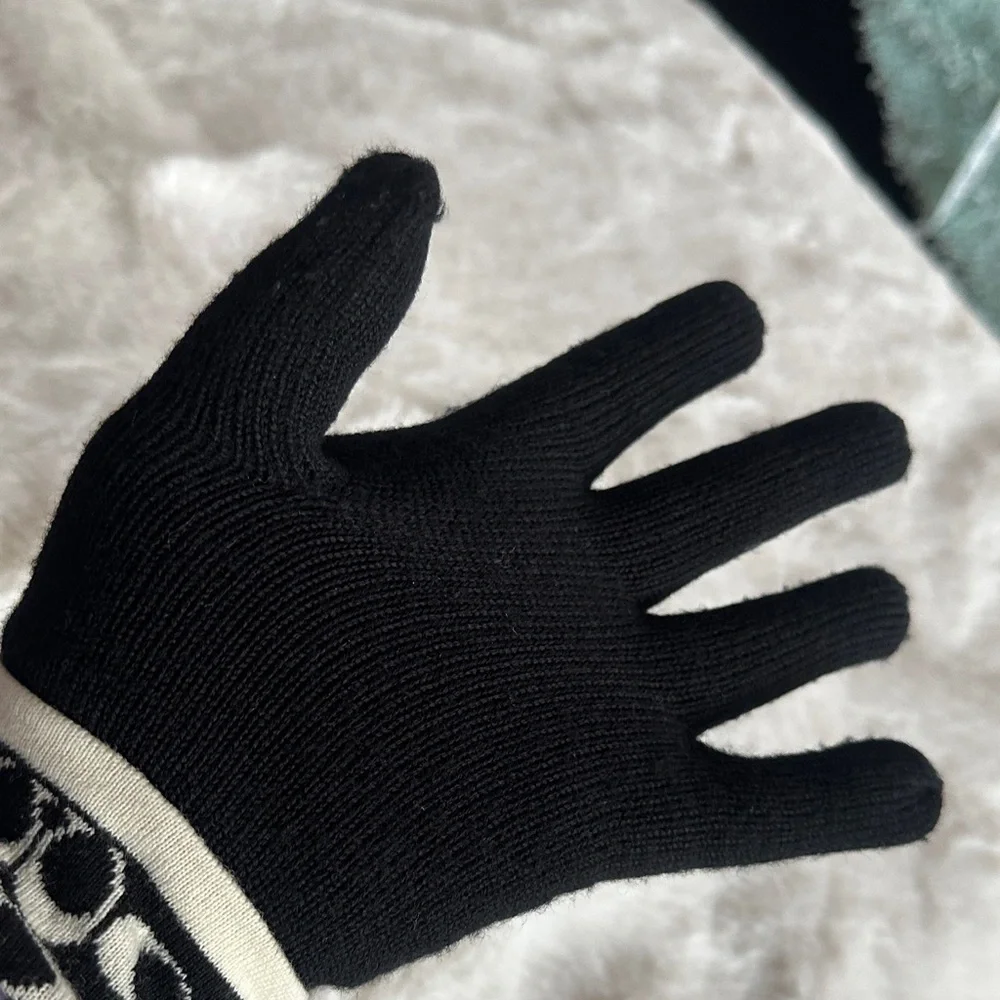 Classic Reversible B&WCoach Monogrammed Knit Scarf & Gloves Set Size 48*8